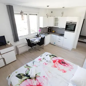 https://studio-apartman-moonlight.hotelinzadar.com
